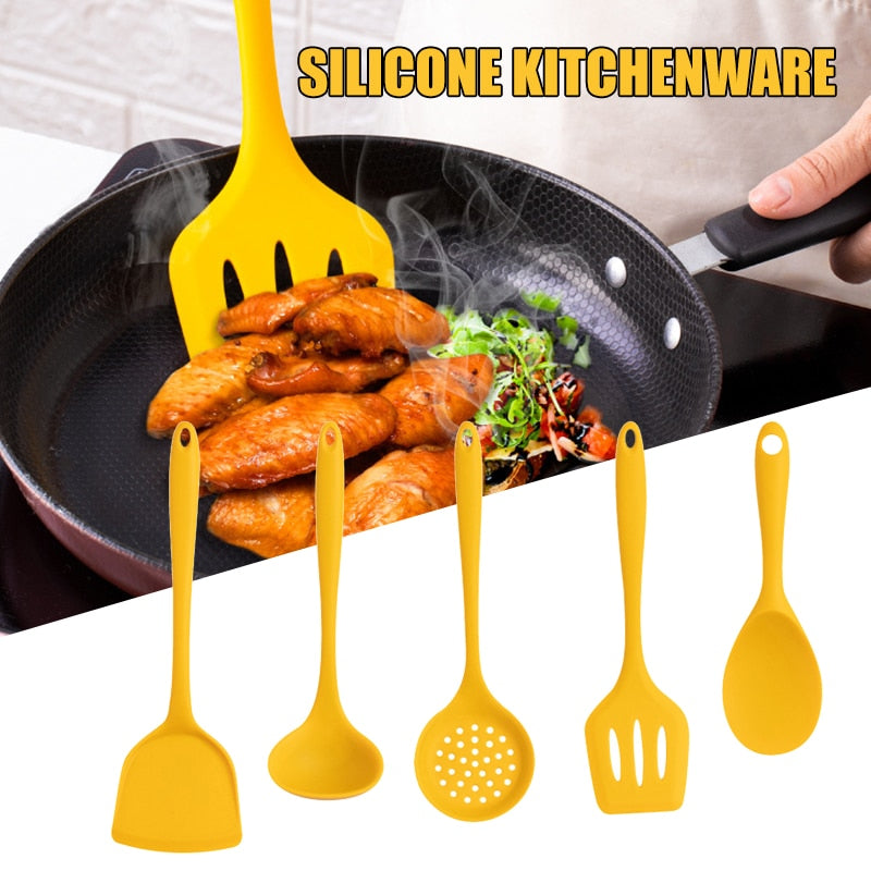 Conjunto de utensílios de cozinha se silicone.