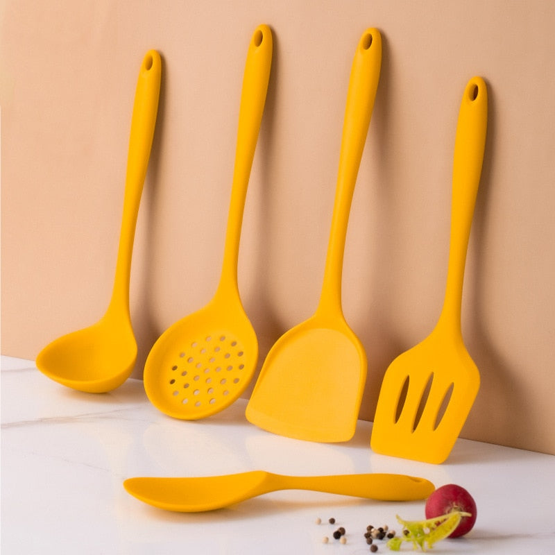 Conjunto de utensílios de cozinha se silicone.